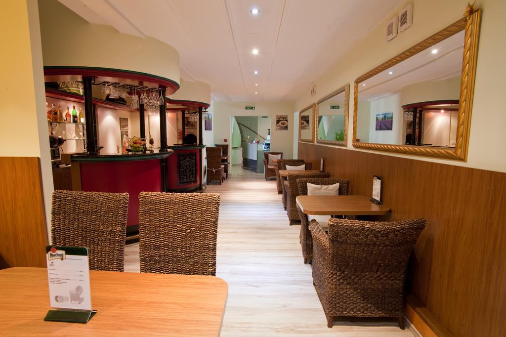 Penzion Gremium Hotel Bratislava Ngoại thất bức ảnh